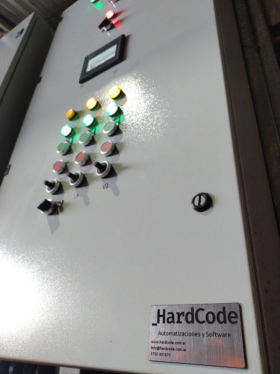 Ingeniero trabajando en un HMI